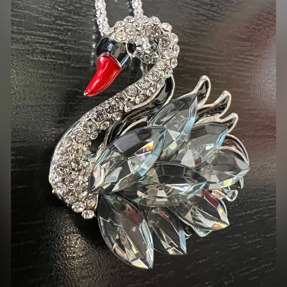🦢 NWT! Swan Rhinestone Brooch & Necklace - Picture 3 of 8